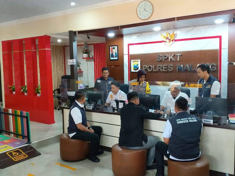 Bawaslu Kabupaten Malang membuat laporan di Satreskrim Polres Malang. (IDN Times/Rizal Adhi Pratama)