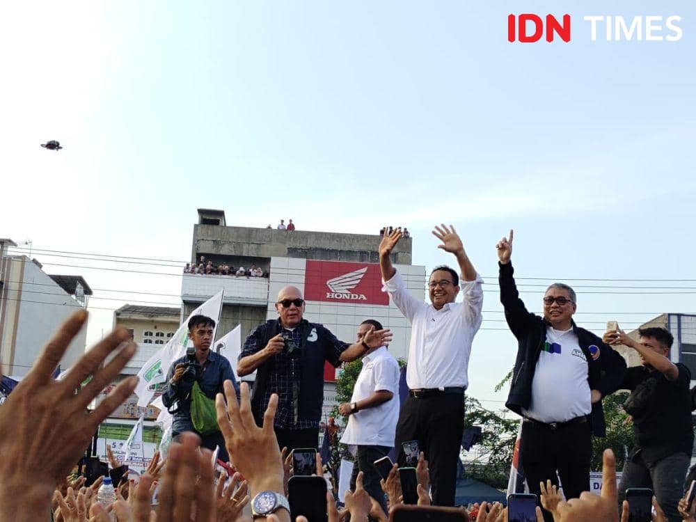 Jalanan Macet, Anies Berjalan Kaki Datangi Relawannya di Deli Serdang