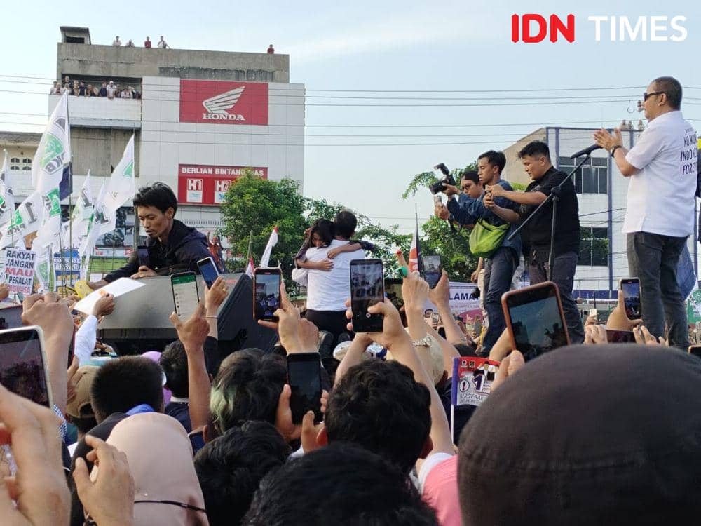 Momen Anies peluk bocah perempuan yang naik ke atas panggung (IDN Times/Eko Agus Herianto)