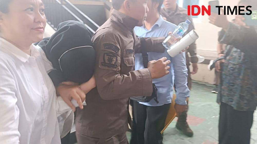 Terdakwa selebgram Adelia Putri Salma jalani sidang eksepsi di PN Tanjungkarang, Kamis (1/2/2024). (IDN Times/Tama Yudha Wiguna).