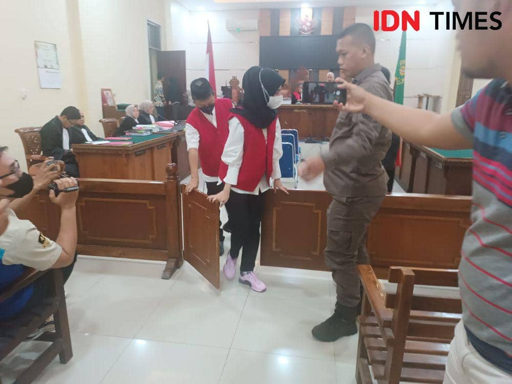 Terdakwa selebgram Adelia Putri Salma jalani sidang eksepsi di PN Tanjungkarang, Kamis (1/2/2024). (IDN Times/Tama Yudha Wiguna).