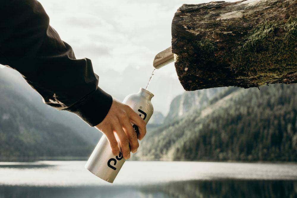 ilustrasi botol yang diisi air (unsplash.com/Kate Joie)