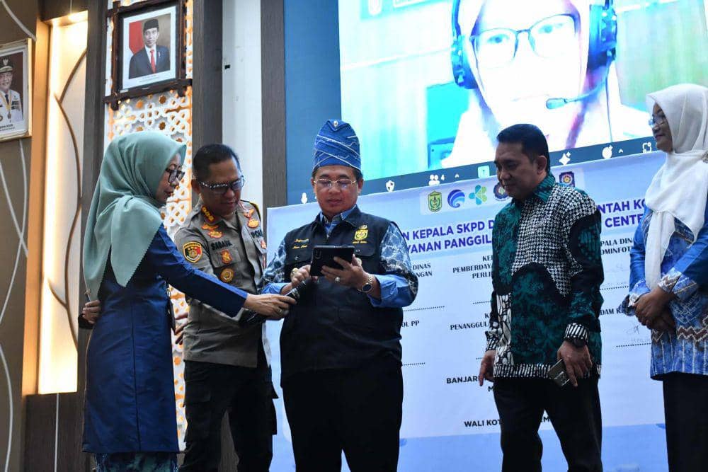 Wali Kota Banjarmasin, Ibnu Sina saat mencoba akses Call Center 112 didampingi Kapolresta Banjarmasin, Kombes Pol Sabana.