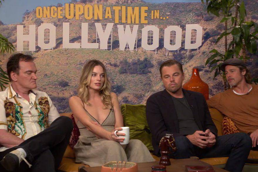 tangkapan layar Margot Robbie, Brad Pitt, Leonardo DiCaprio dan Quentin Tarantino dalam wawancara dengan Renata Boldrini terkait film Once Upon a Time in Hollywood (youtube.com/QUE TAL UM CINEMINHA?)