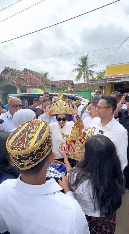 potret Nagita pakai siger Lampung (instagram.com/putri_zulhas)
