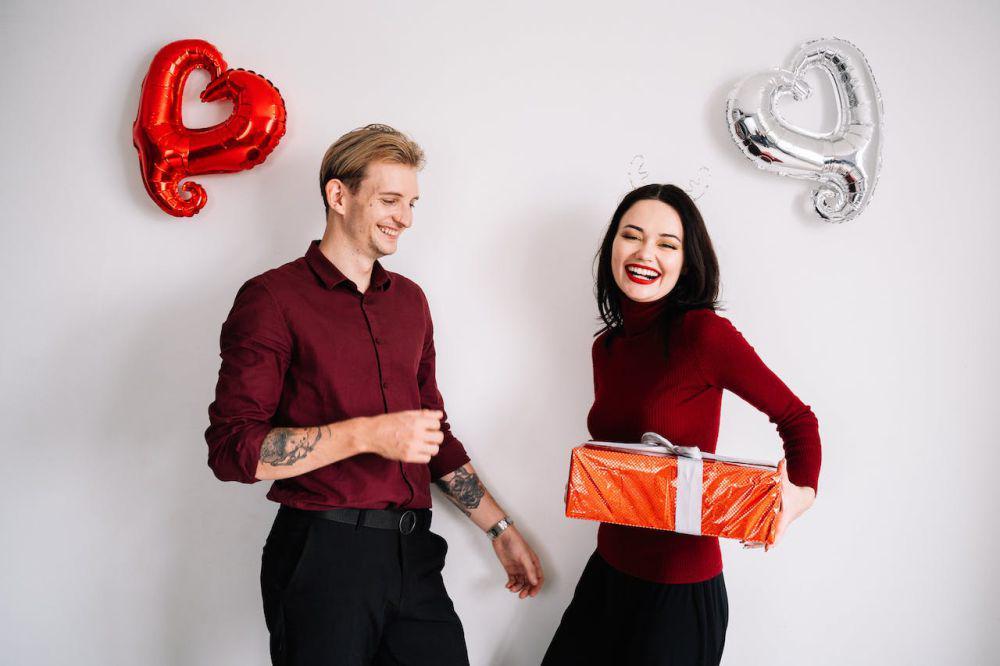 5 Ide Kado Valentine yang Membuat Hati Cowok Meleleh