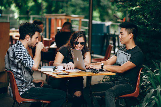 5 Ide Bisnis Sampingan yang Menjanjikan bagi Kaum Muda
