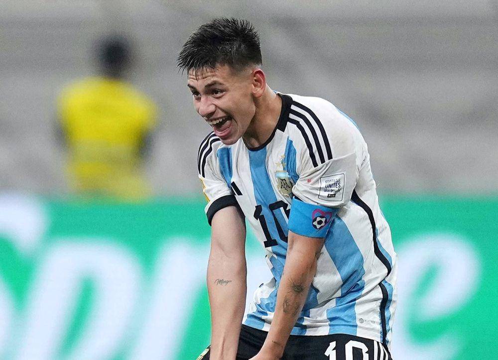 Claudio Echeverri saat memperkuat Timnas Argentina U-17. (instagram.com/claudioecheverri_)
