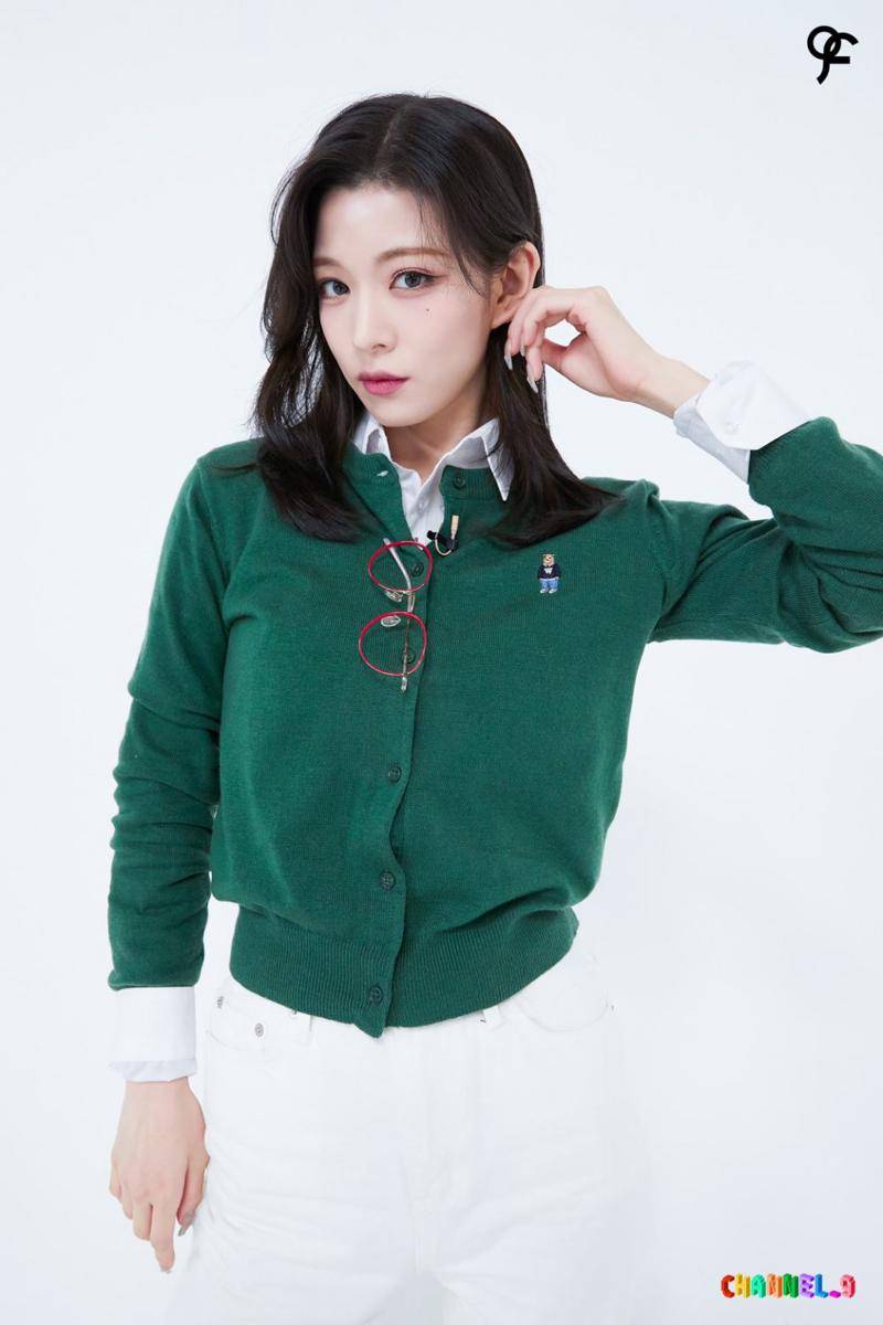 styling kemeja ala Chaeyoung fromis_9 (weverse.io/fromis9)