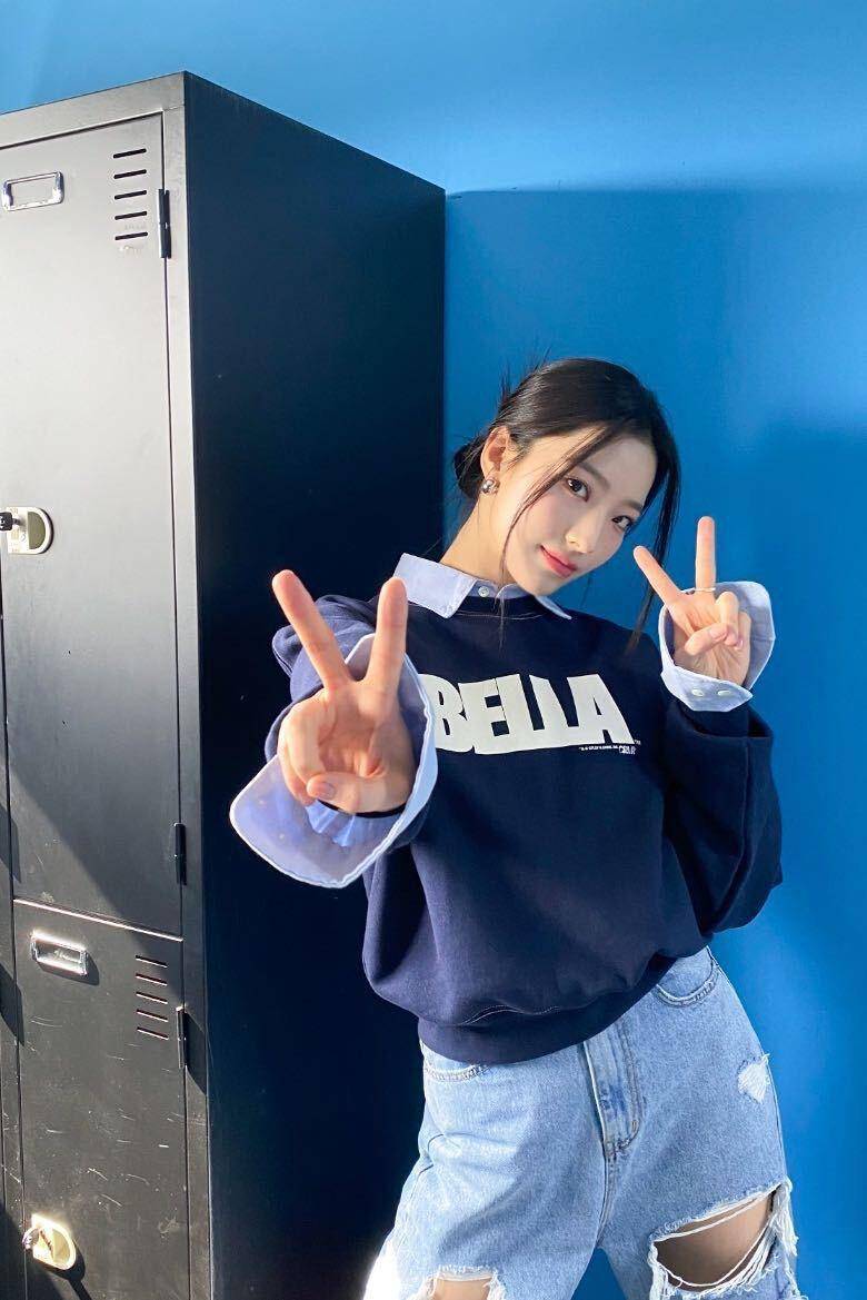 styling kemeja ala Saerom fromis_9 (twitter.com/realfromis_9)