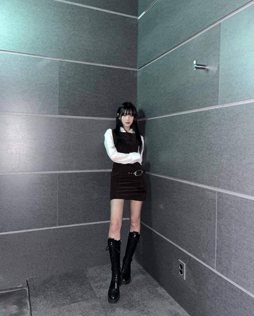 styling kemeja ala Jiheon fromis_9 (instagram.com/jiheonnibaek)