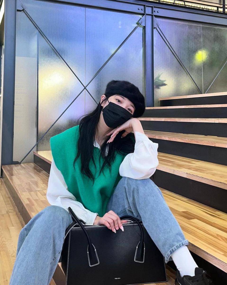 styling kemeja ala Jiheon fromis_9 (instagram.com/jiheonnibaek)