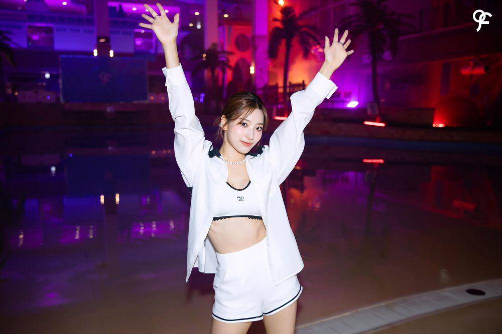 styling kemeja ala Saerom fromis_9 (weverse.io/fromis9)