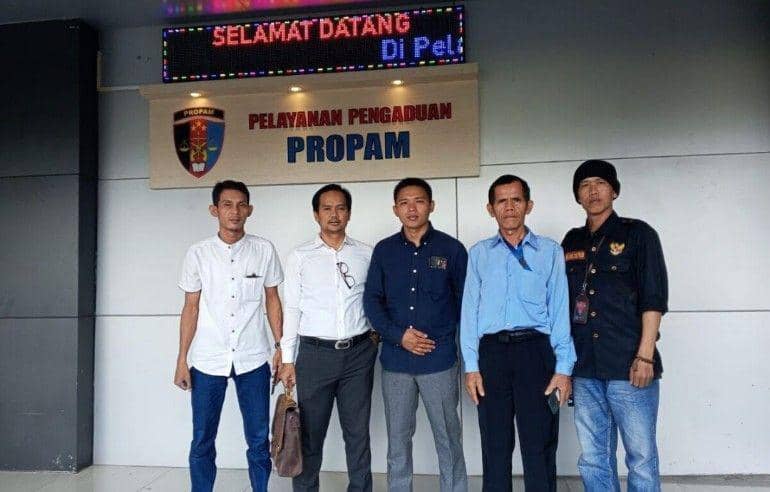 (Oknum Samapta Polres Ogan Ilir saat dilaporkan ke Propam Akibat menganiaya warga) IDN Times/istimewa