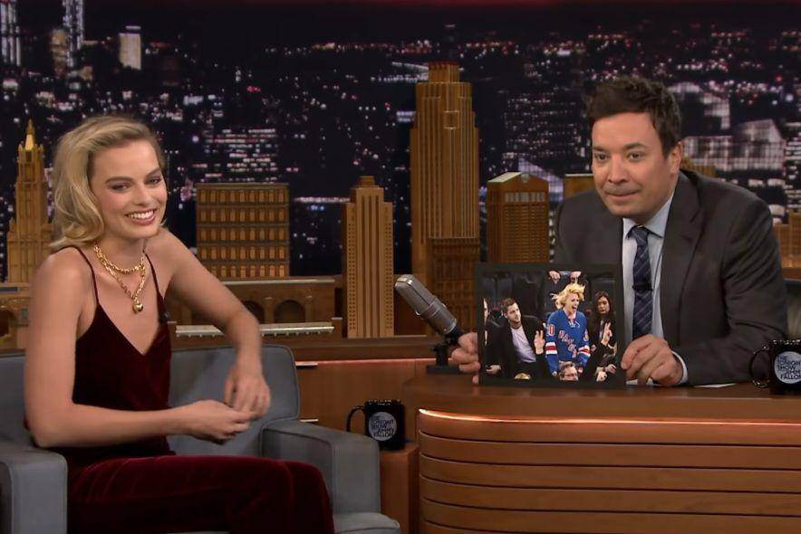 Tangkapan layar Margot Robbie saat ditanyakan mengenai kecintaannya terhadap hockey oleh Jimmy Fallon di acara The Tonight Show Starring Jimmy Fallon. (youtube.com/The Tonight Show Starring Jimmy Fallon)