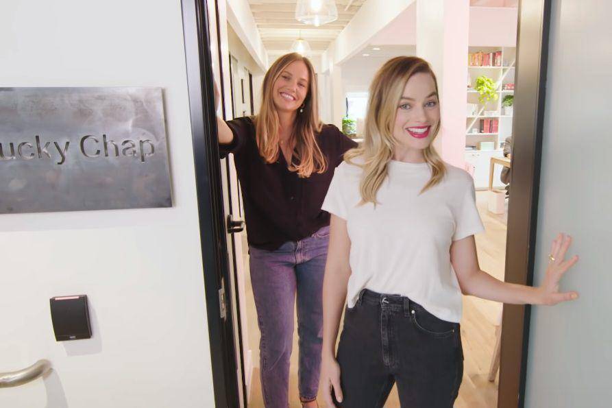 tangkapan layar Margot Robbie di kantor LuckyChap Entertainment yang berada di Los Angeles (youtube.com/Architectural Digest)