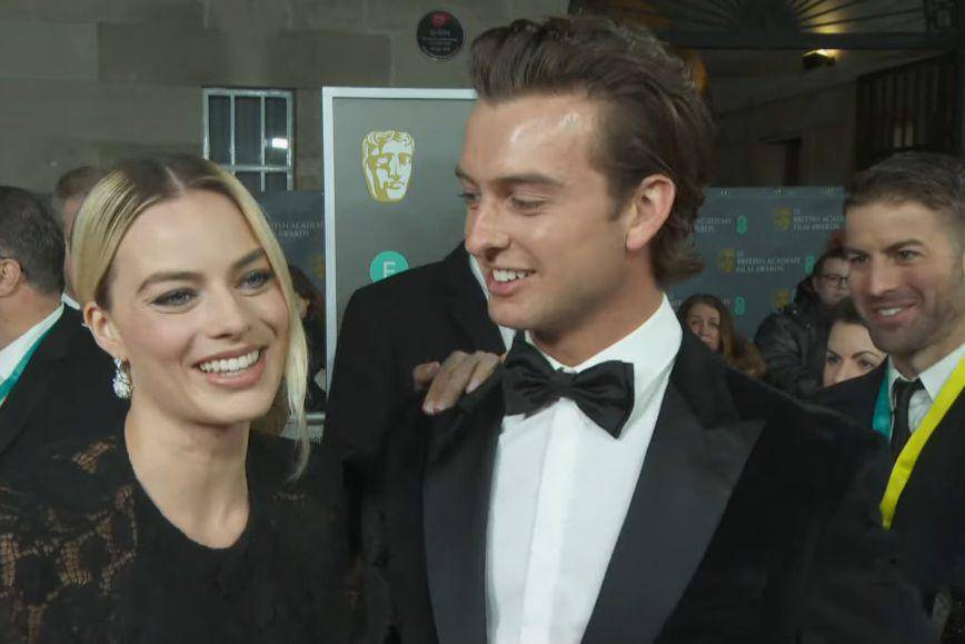 tangkapan layar Margot Robbie dan adiknya, Cameron di acara BAFTA Awards di London (youtube.com/On Demand Entertainment)