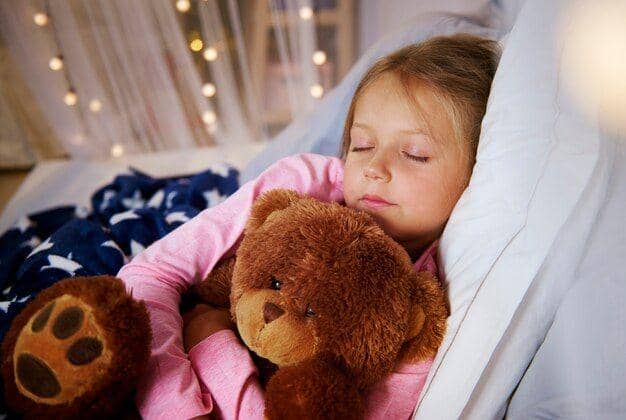 ilustrasi anak perempuan sedang tidur (freepik.com/gpointstudio)