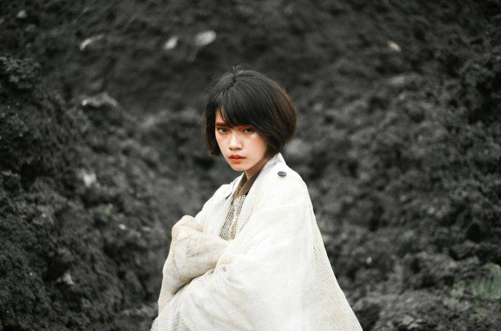 Ilustrasi menatap kamera (pexels.com/ike louwie natividad)