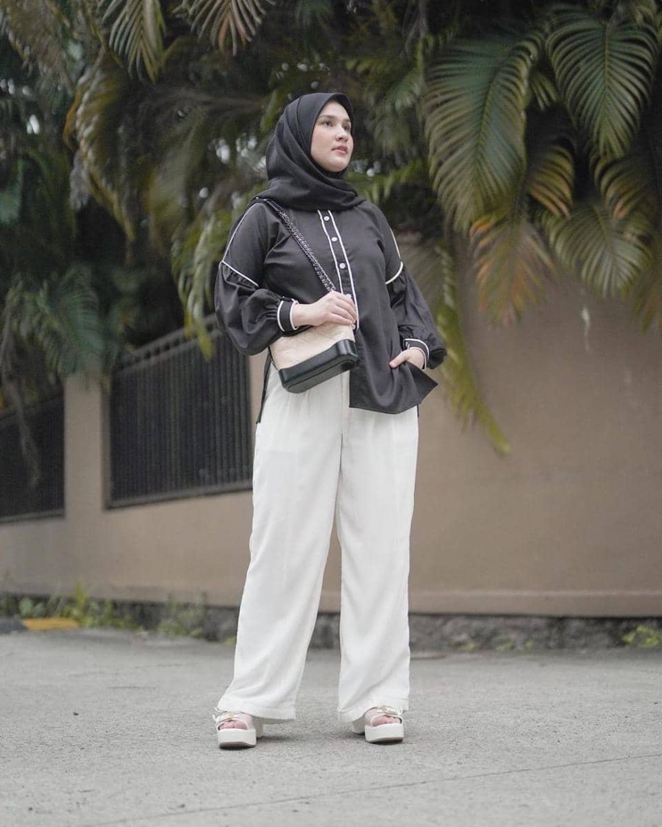 outfit monokrom ala Dwi Handa (instagram.com/dwihandaanda/)