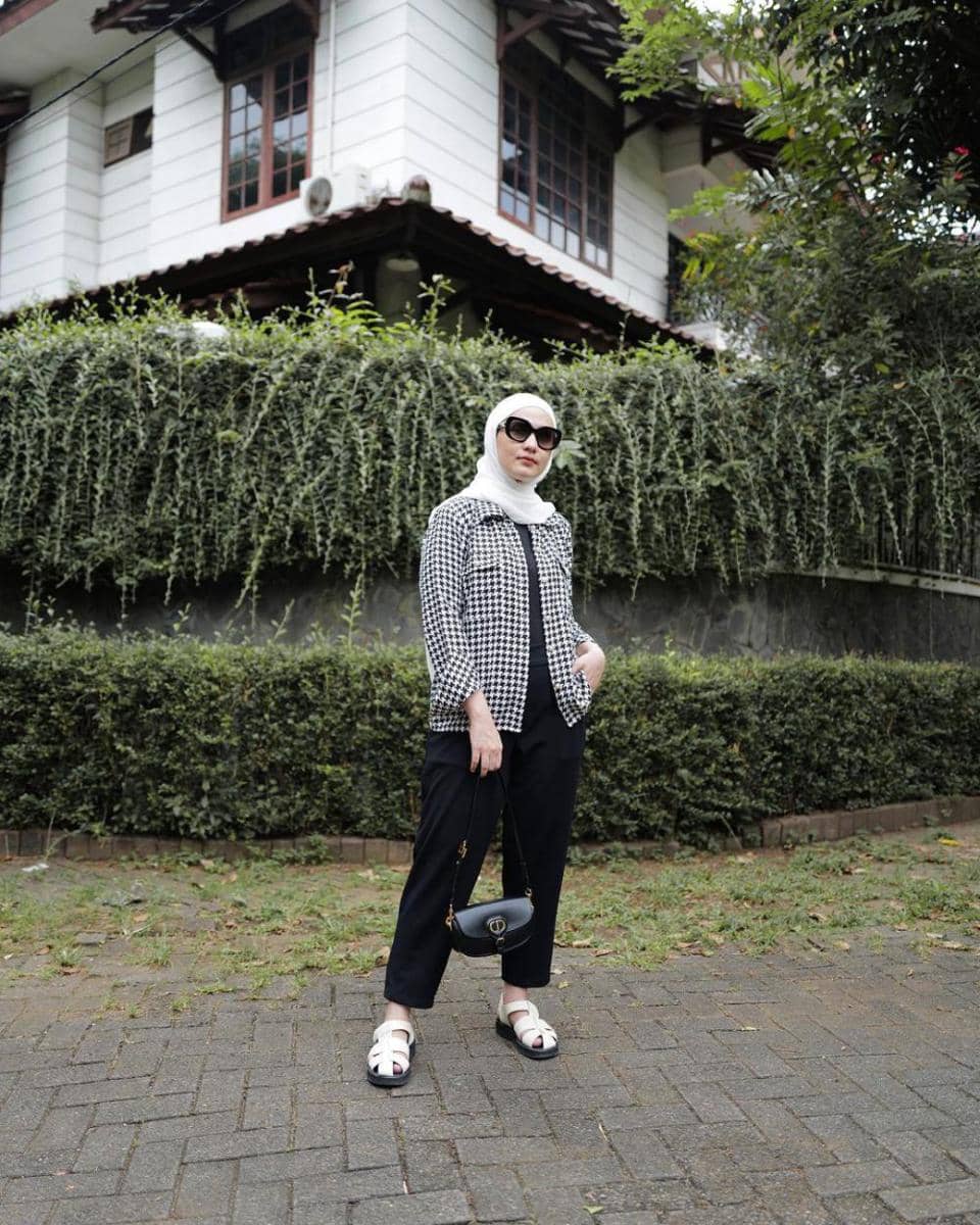 outfit monokrom ala Dwi Handa (instagram.com/dwihandaanda/)