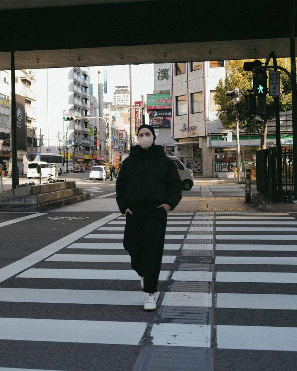 outfit monokrom ala Dwi Handa (instagram.com/dwihandaanda/)