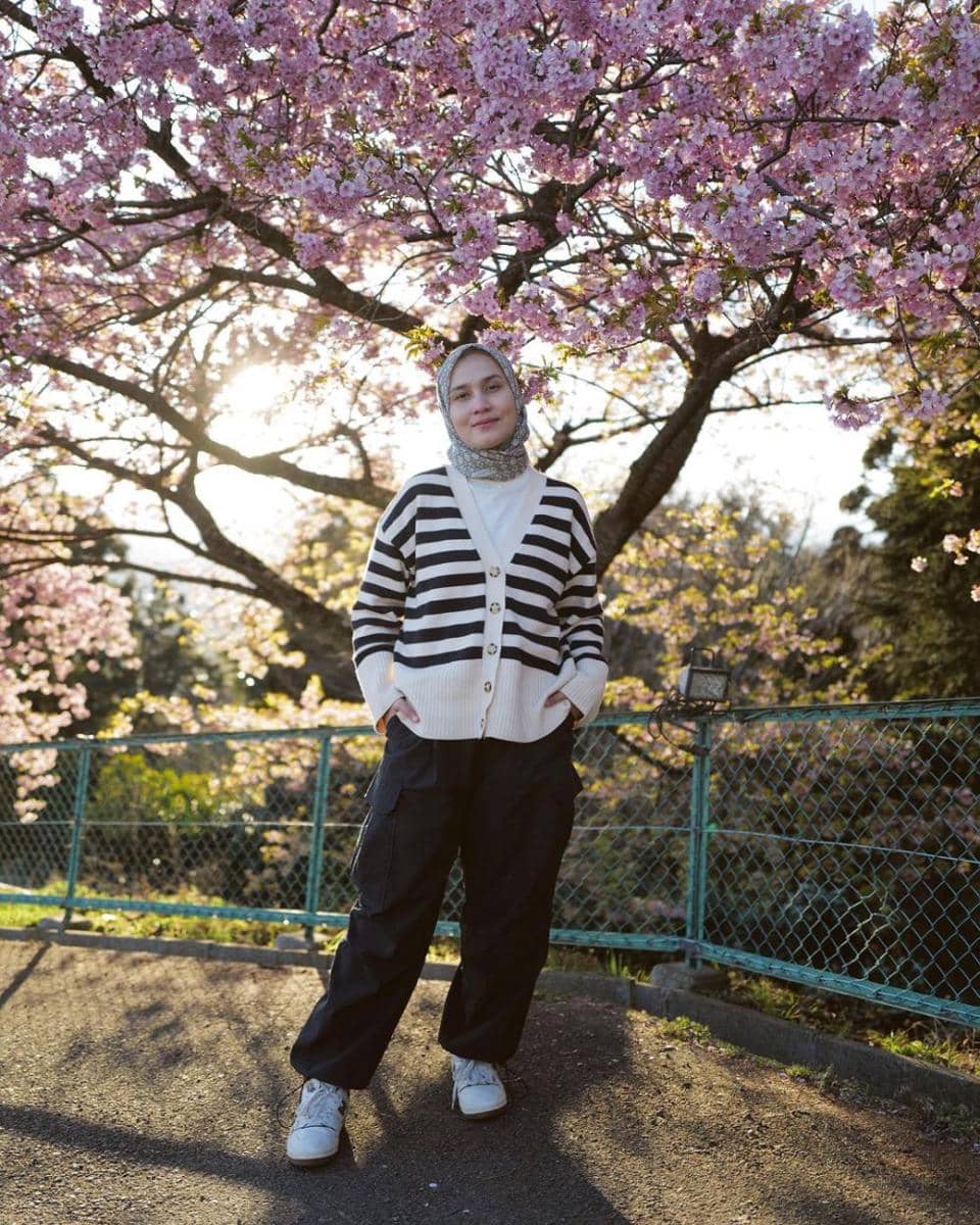 outfit monokrom ala Dwi Handa (instagram.com/dwihandaanda/)