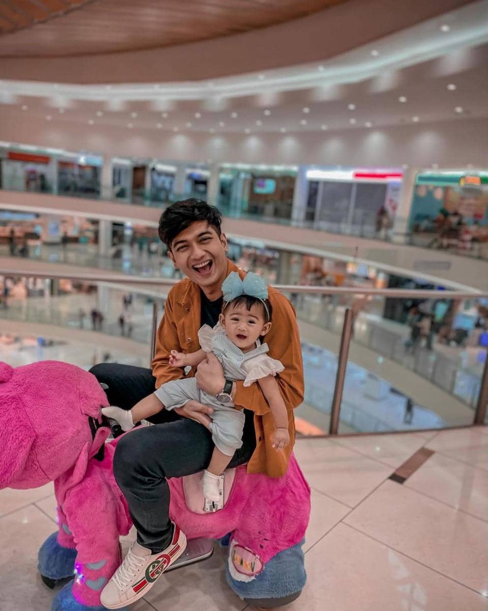 gaya Teuku Ryan momong Moana (instagram.com/teukuryantr/)