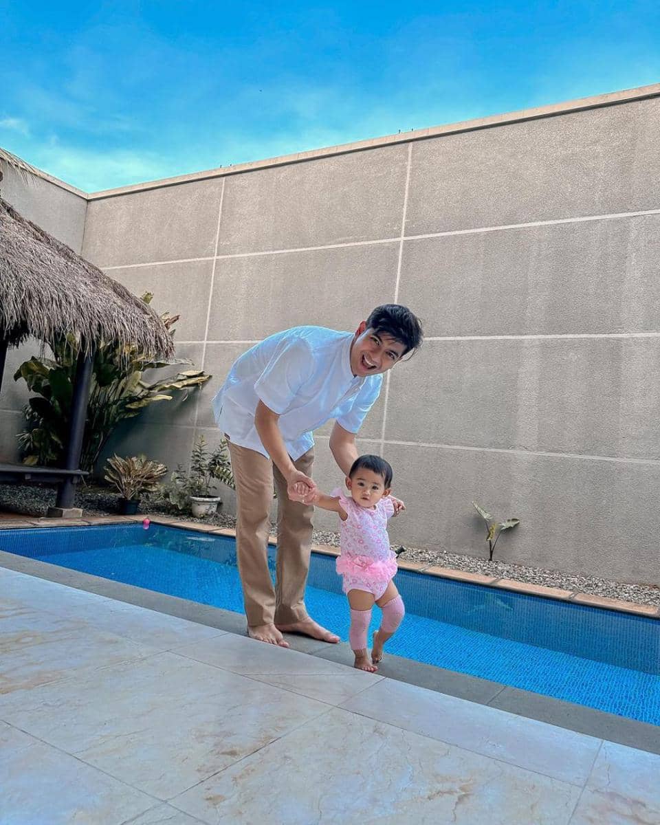 gaya Teuku Ryan momong Moana (instagram.com/teukuryantr/)