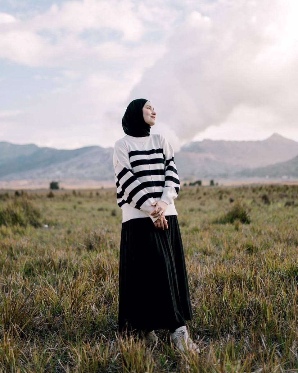 outfit monokrom ala Dwi Handa (instagram.com/dwihandaanda/)
