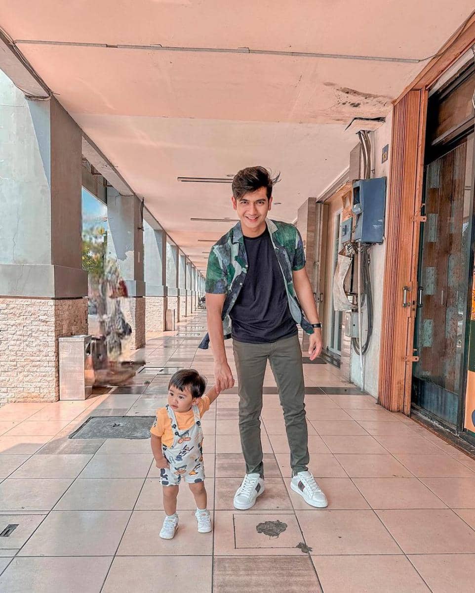 gaya Teuku Ryan momong Moana (instagram.com/teukuryantr/)