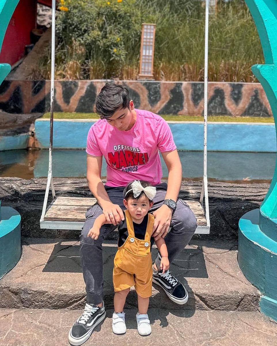 gaya Teuku Ryan momong Moana (instagram.com/teukuryantr/)