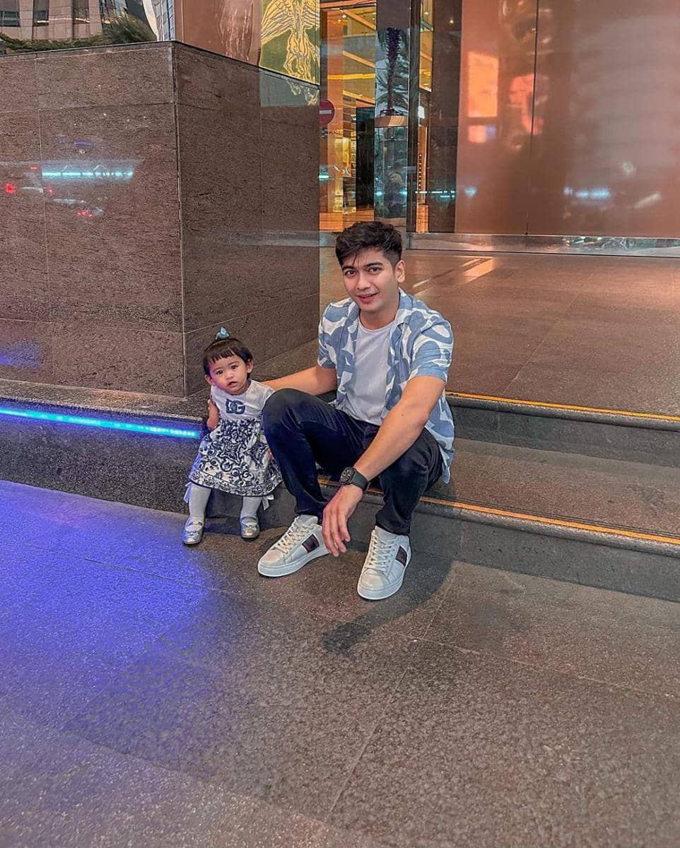 gaya Teuku Ryan momong Moana (instagram.com/teukuryantr/)