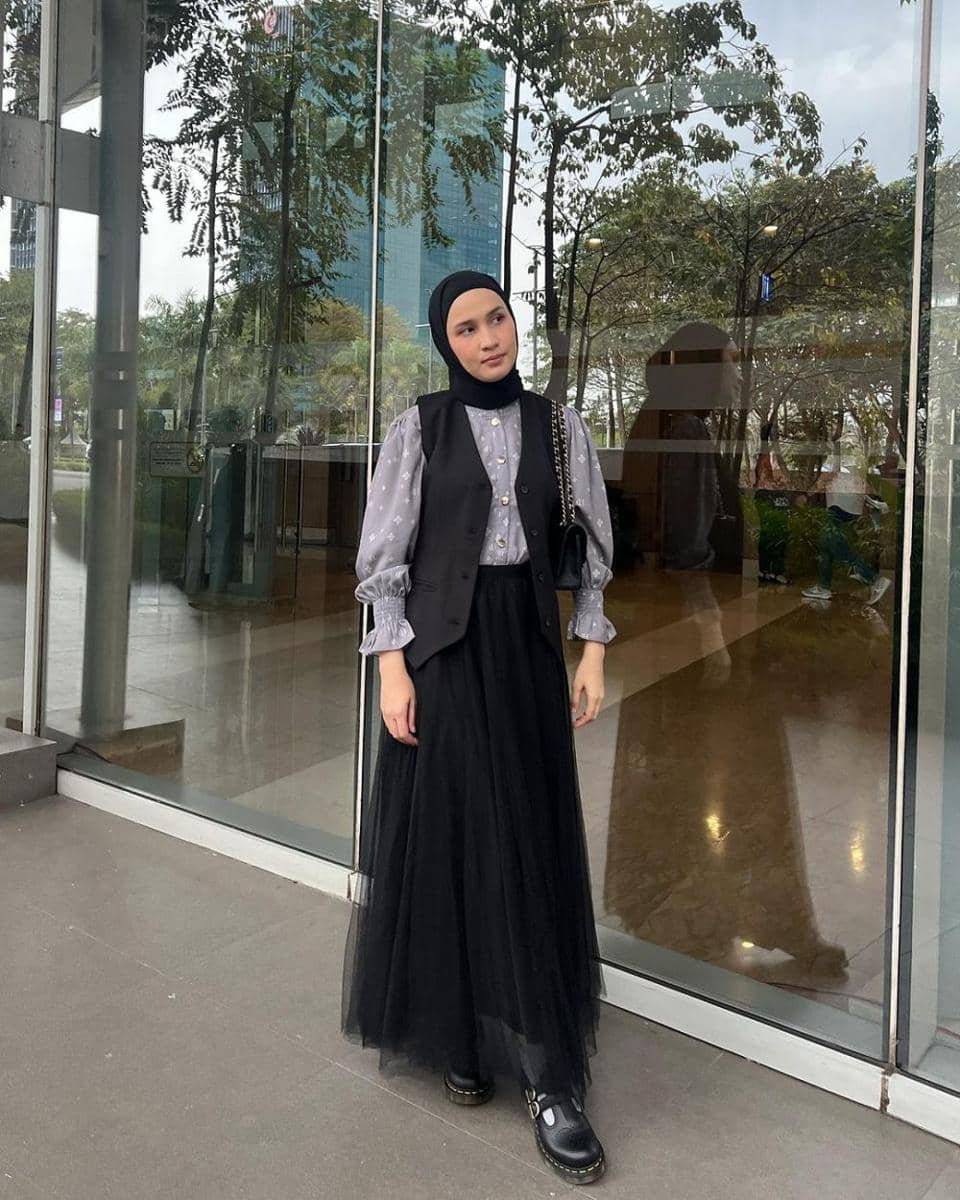 outfit monokrom ala Dwi Handa (instagram.com/dwihandaanda/)