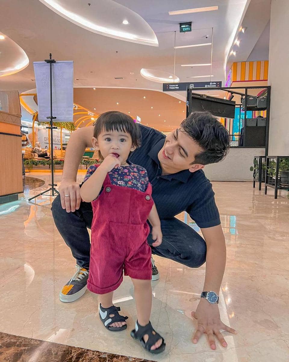 gaya Teuku Ryan momong Moana (instagram.com/teukuryantr/)