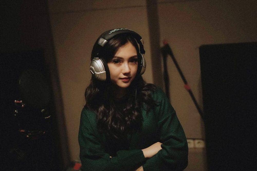 Potret Angie Zelena saat rekaman (instagram.com/angiezelena)