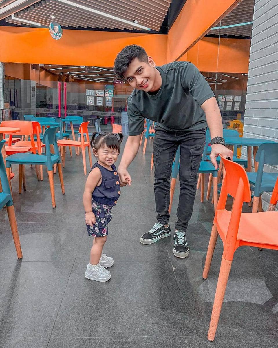 gaya Teuku Ryan momong Moana (instagram.com/teukuryantr/)