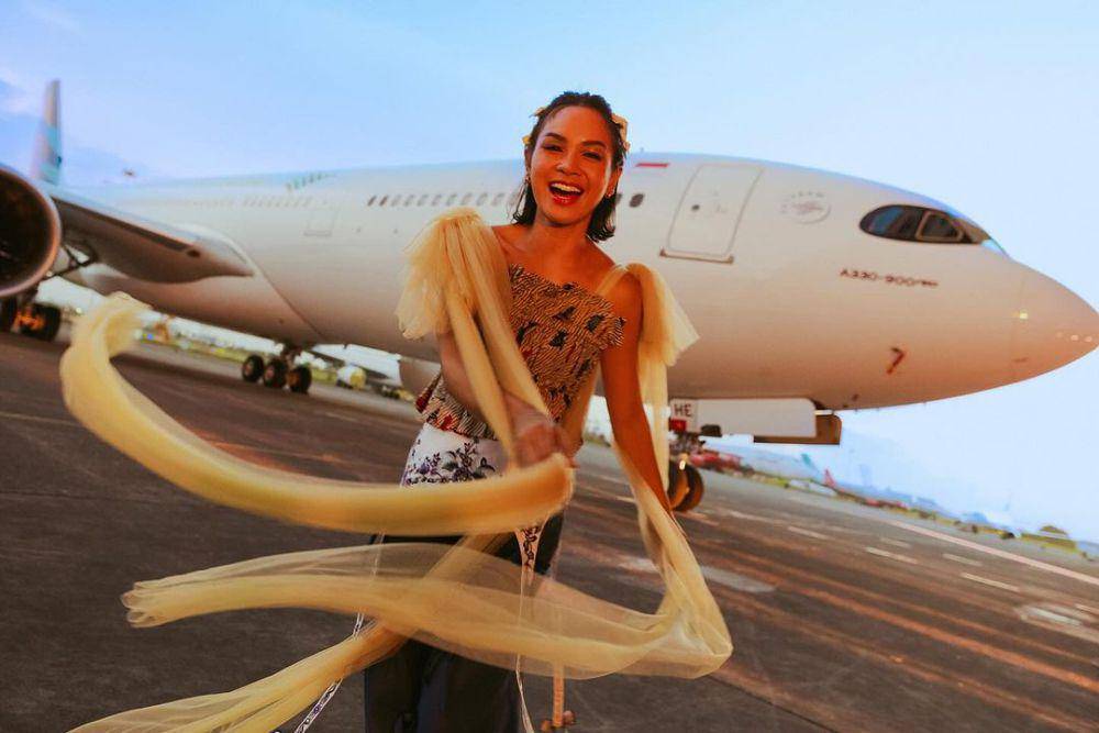 potret Andien Aisyah tampil bernyanyi di hanggar pesawat (instagram.com/andienaisyah)