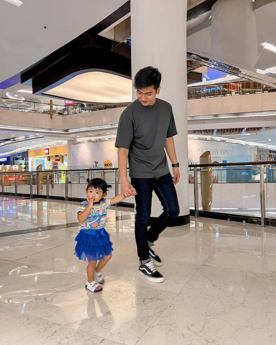 gaya Teuku Ryan momong Moana (instagram.com/teukuryantr/)