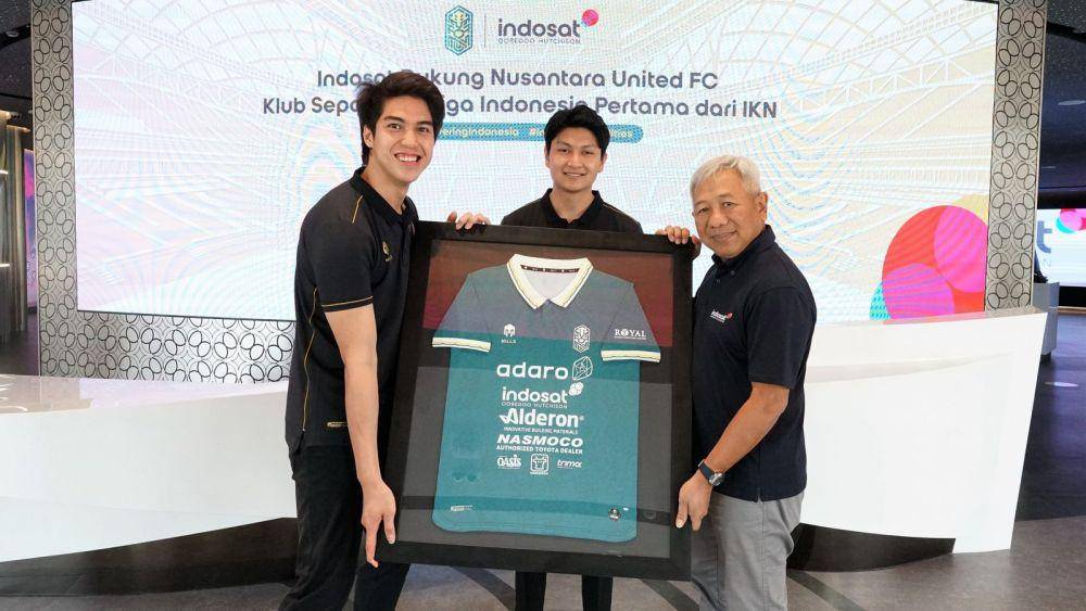 Director and Chief Business Officer IOH, M Danny Buldansyah (kanan), Chief Executive Officer NUFC, Gamma Thohir (tengah), President Club NUFC, Ahmad El Jallaludin Rumi (kiri) saat penandatangan kerja sama IOH dengan NUFC. (Dok. IOH)