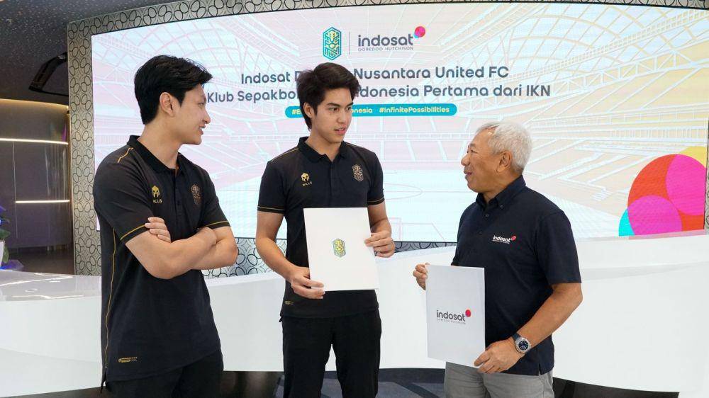 Director and Chief Business Officer IOH, M Danny Buldansyah (kanan), Chief Executive Officer NUFC, Gamma Thohir (kiri), President Club NUFC, Ahmad El Jallaludin Rumi (tengah) saat penandatangan kerja sama IOH dengan NUFC. (Dok. IOH)