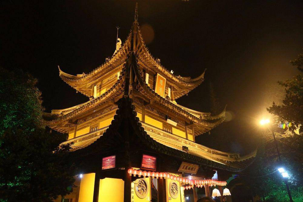 Kuil Longhua, China (tripadvisor.co.id)