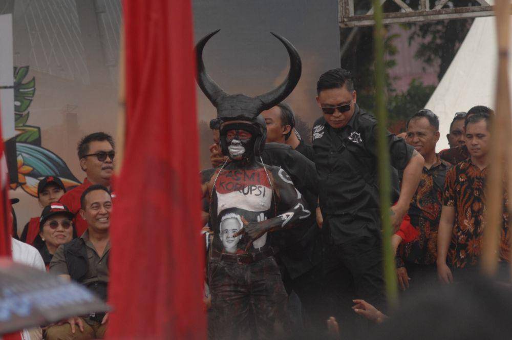 Seorang pendukung menggunakan kostum banteng saat kampanye akbar Capres RI nomor urut 3, Ganjar Pranowo, di Lapangan Wolter Mongisidi, Sario, Manado, Sulawesi Utara, Kamis (1/2/2024). IDNTimes/Ungke Pepotoh/bt