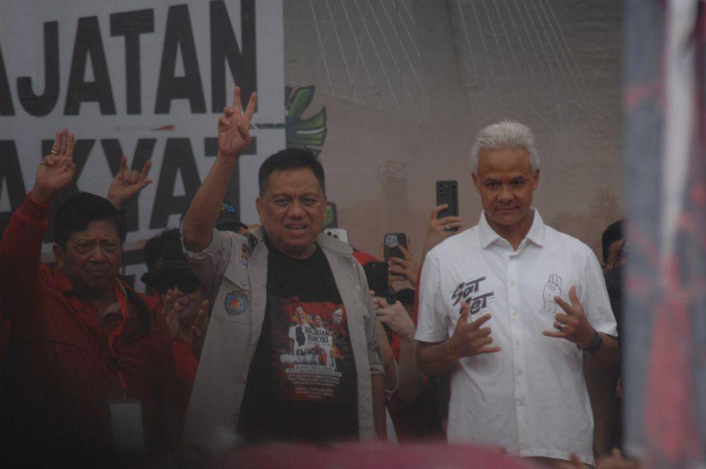 Capres RI nomor urut 3, Ganjar Pranowo, bersama Bendahara PDIP, Olly Dondokambey, saat kampanye akbar di Lapangan Wolter Mongisidi, Sario, Manado, Sulawesi Utara, Kamis (1/2/2024). IDNTimes/Ungke Pepotoh/bt