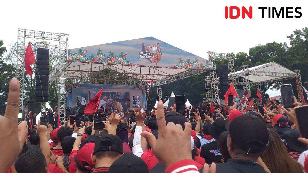 Capres RI nomor urut 3, Ganjar Pranowo, saat duet dengan Slank di Lapangan Wolter Mongisidi, Sario, Manado, Sulawesi Utara, Kamis (1/2/2024). IDNTimes/Savi