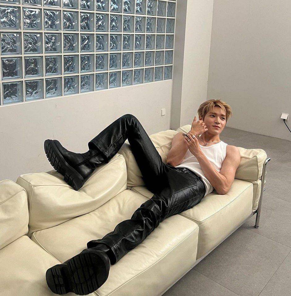 inspirasi sleeveless outfit ala Taeyong NCT (instagram.com/taeoxo_nct)