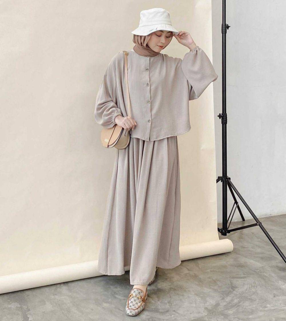 OOTD hijab dengan bucket hat ala Meirani Amalia (instagram.com/meiraniap)