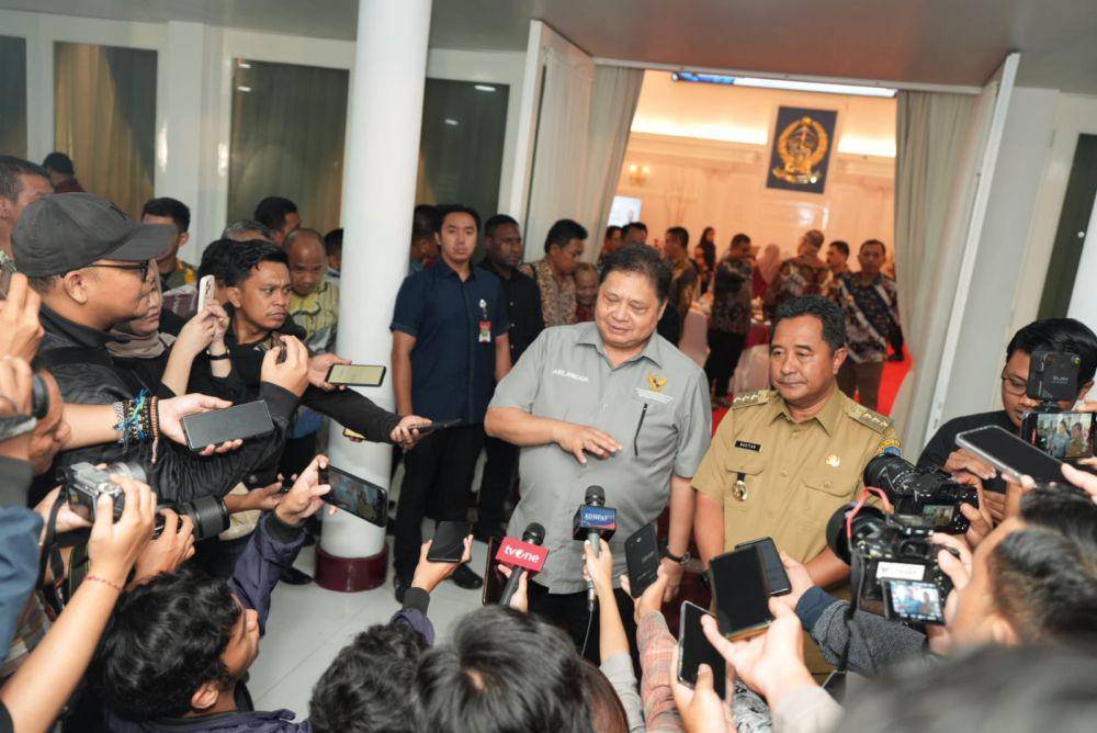 Menko Perekonomian Airlangga Hartarto bersilaturahmi dengan Pj Gubernur Sulsel Bahtiar Baharuddin, di rumah jabatan Gubernur Sulsel di Makassar, Kamis (1/2/2024). (Dok. Humas Pemprov Sulsel)