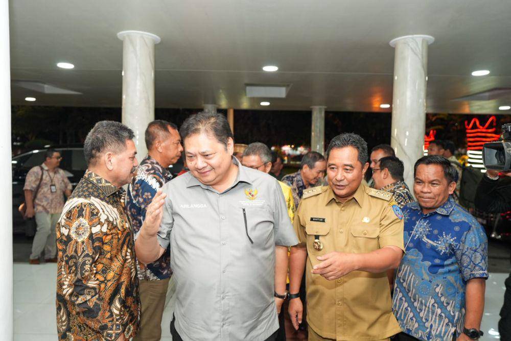 Menko Perekonomian Airlangga Hartarto bersilaturahmi dengan Pj Gubernur Sulsel Bahtiar Baharuddin, di rumah jabatan Gubernur Sulsel di Makassar, Kamis (1/2/2024). (Dok. Humas Pemprov Sulsel)
