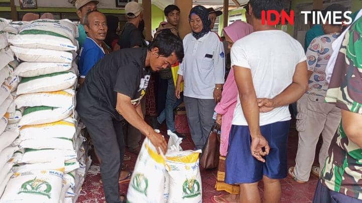Warga Berbagi Bantuan Beras Dari Pemerintah, Bentuk Solidaritas